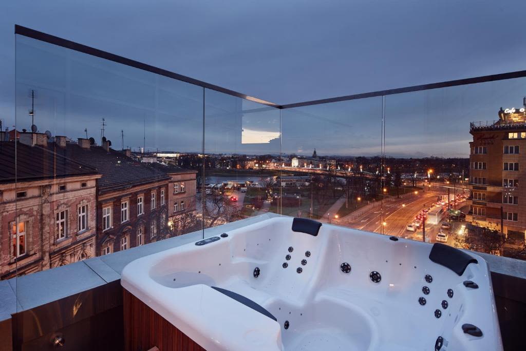 Aparthotel Best Views Luxury Penthouse Cracow Krakow hot tub terrace, booking.com